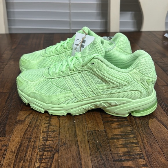 Adidas NWT RESPONSE CL Sneakers Green Spark Running Shoes Activewear size 7 - Picture 3 of 12